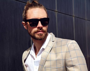 seksi yakışıklı moda erkek model adam portresi şık kareli takım üzerinde sokak arka plan açık havada poz içinde giyinmiş