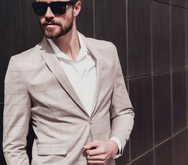 seksi yakışıklı moda erkek model adam portresi şık kareli takım üzerinde sokak arka plan açık havada poz içinde giyinmiş