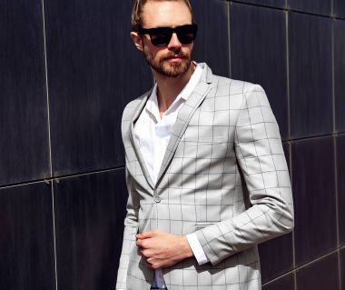 seksi yakışıklı moda erkek model adam portresi şık kareli takım üzerinde sokak arka plan açık havada poz içinde giyinmiş