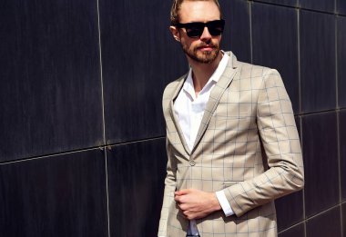 seksi yakışıklı moda erkek model adam portresi şık kareli takım üzerinde sokak arka plan açık havada poz içinde giyinmiş