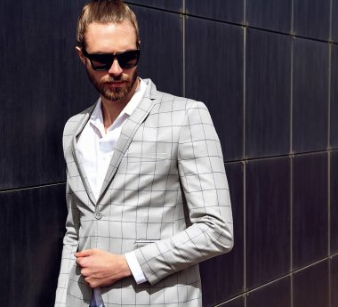 seksi yakışıklı moda erkek model adam portresi şık kareli takım üzerinde sokak arka plan açık havada poz içinde giyinmiş