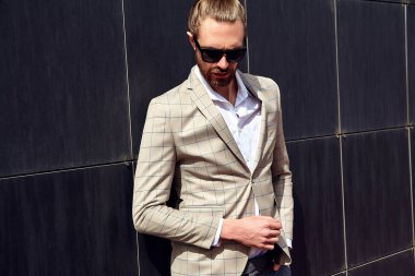 seksi yakışıklı moda erkek model adam portresi şık kareli takım üzerinde sokak arka plan açık havada poz içinde giyinmiş