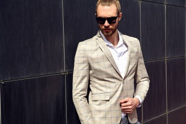 seksi yakışıklı moda erkek model adam portresi şık kareli takım üzerinde sokak arka plan açık havada poz içinde giyinmiş