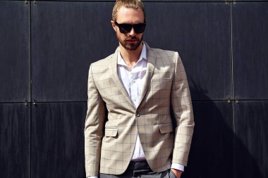 seksi yakışıklı moda erkek model adam portresi şık kareli takım üzerinde sokak arka plan açık havada poz içinde giyinmiş
