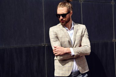 seksi yakışıklı moda erkek model adam portresi şık kareli takım üzerinde sokak arka plan açık havada poz içinde giyinmiş