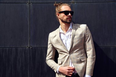 seksi yakışıklı moda erkek model adam portresi şık kareli takım üzerinde sokak arka plan açık havada poz içinde giyinmiş