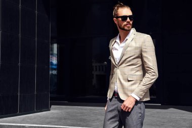 seksi yakışıklı moda erkek model adam portresi şık kareli takım üzerinde sokak arka plan açık havada poz içinde giyinmiş