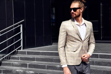 seksi yakışıklı moda erkek model adam portresi şık kareli takım üzerinde sokak arka plan açık havada poz içinde giyinmiş