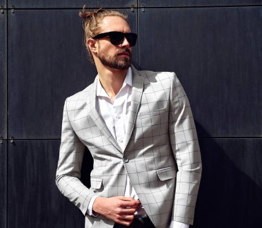 seksi yakışıklı moda erkek model adam portresi şık kareli takım üzerinde sokak arka plan açık havada poz içinde giyinmiş