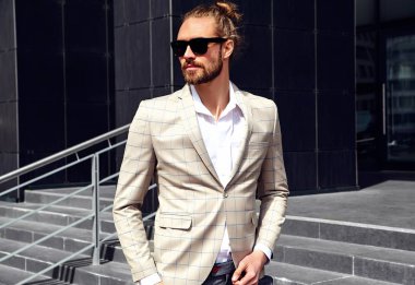 seksi yakışıklı moda erkek model adam portresi şık kareli takım üzerinde sokak arka plan açık havada poz içinde giyinmiş