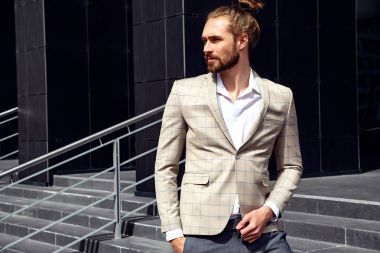 seksi yakışıklı moda erkek model adam portresi şık kareli takım üzerinde sokak arka plan açık havada poz içinde giyinmiş