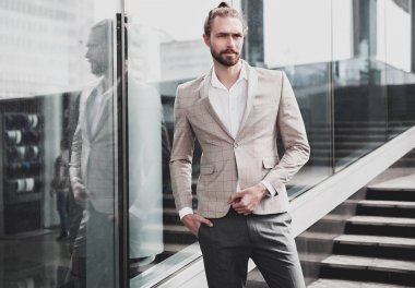 seksi yakışıklı moda erkek model adam portresi şık kareli takım üzerinde sokak arka plan açık havada poz içinde giyinmiş