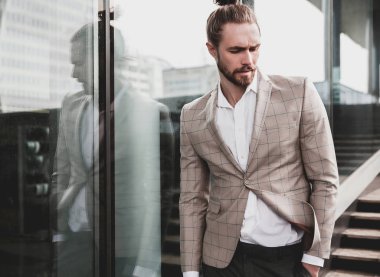 seksi yakışıklı moda erkek model adam portresi şık kareli takım üzerinde sokak arka plan açık havada poz içinde giyinmiş