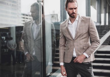 seksi yakışıklı moda erkek model adam portresi şık kareli takım üzerinde sokak arka plan açık havada poz içinde giyinmiş