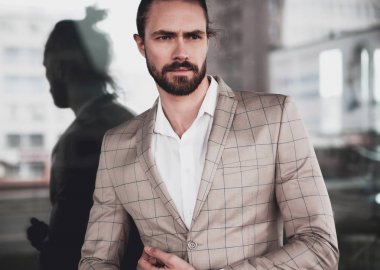 seksi yakışıklı moda erkek model adam portresi şık kareli takım üzerinde sokak arka plan açık havada poz içinde giyinmiş