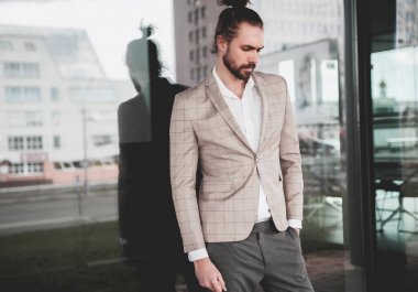 seksi yakışıklı moda erkek model adam portresi şık kareli takım üzerinde sokak arka plan açık havada poz içinde giyinmiş