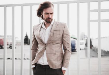 seksi yakışıklı moda erkek model adam portresi şık kareli takım üzerinde sokak arka plan açık havada poz içinde giyinmiş