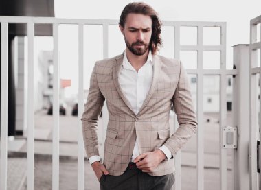 seksi yakışıklı moda erkek model adam portresi şık kareli takım üzerinde sokak arka plan açık havada poz içinde giyinmiş