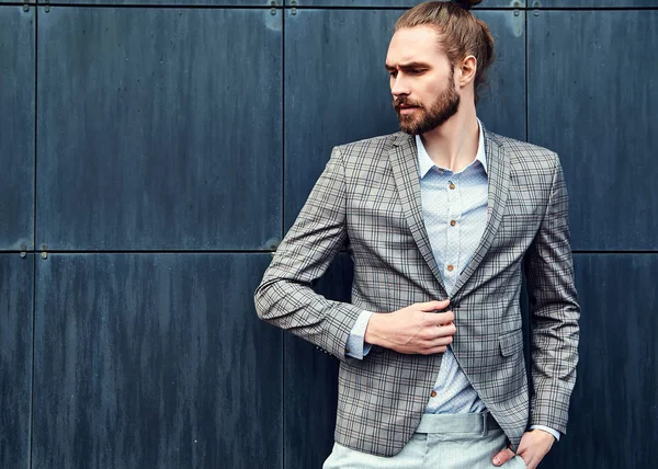 Retrato de sexy bonito moda homem modelo masculino vestido com elegante terno xadrez posando ao ar livre no fundo da rua — Fotografia de Stock