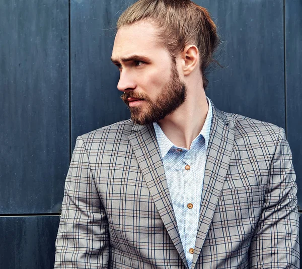 Retrato de sexy bonito moda homem modelo masculino vestido com elegante terno xadrez posando ao ar livre no fundo da rua — Fotografia de Stock