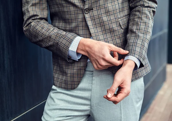 Retrato de sexy bonito moda homem modelo masculino vestido com elegante terno xadrez posando ao ar livre no fundo da rua — Fotografia de Stock