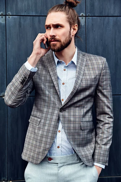 Retrato de sexy bonito moda homem modelo masculino vestido com elegante terno xadrez posando ao ar livre no fundo da rua — Fotografia de Stock