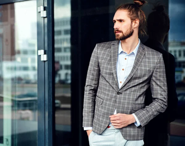 Retrato de sexy bonito moda homem modelo masculino vestido com elegante terno xadrez posando ao ar livre no fundo da rua — Fotografia de Stock