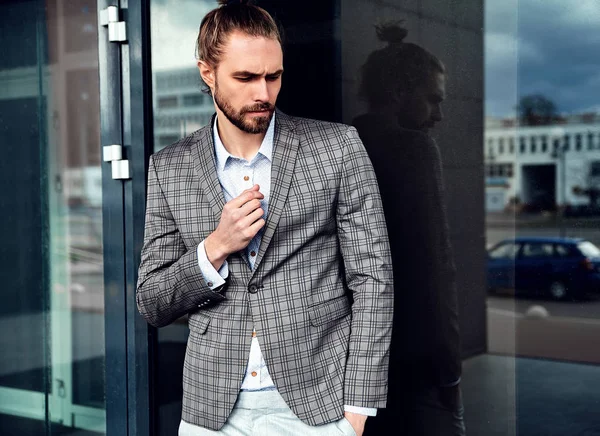 Retrato de sexy bonito moda homem modelo masculino vestido com elegante terno xadrez posando ao ar livre no fundo da rua — Fotografia de Stock