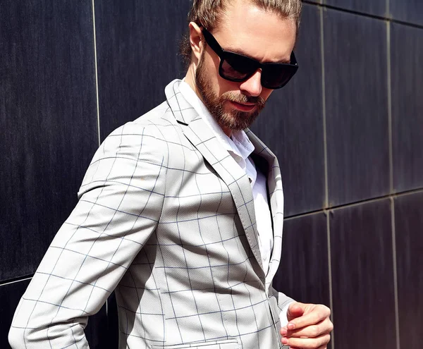 Porträt von sexy schönen Mode männlichen Modell Mann in eleganten karierten Anzug posiert draußen auf der Straße Hintergrund gekleidet — Stockfoto