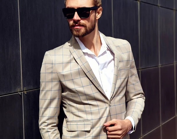 우아한 체크 무늬 양복 포즈 야외 거리 배경에 입고 잘생긴 섹시 패션 남성 모델 남자의 초상화 — 스톡 사진