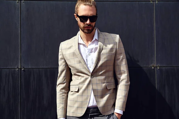 Retrato de sexy bonito moda homem modelo masculino vestido com elegante terno xadrez posando ao ar livre no fundo da rua — Fotografia de Stock