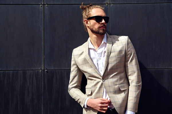 肖像的性感时尚帅气男模男人穿着优雅格子的套装户外摆上街头背景 — 图库照片