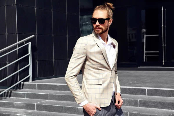 Szexi csinos divat férfi modell férfi portréja öltözött elegáns kockás ruha jelentő kint az utcán háttér — Stock Fotó