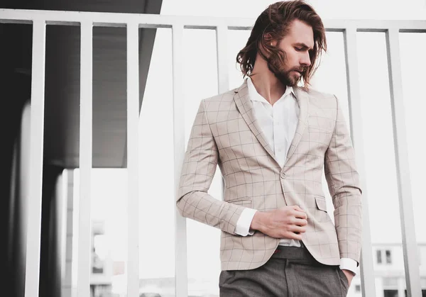 우아한 체크 무늬 양복 포즈 야외 거리 배경에 입고 잘생긴 섹시 패션 남성 모델 남자의 초상화 — 스톡 사진