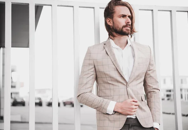 Porträt von sexy schönen Mode männlichen Modell Mann in eleganten karierten Anzug posiert draußen auf der Straße Hintergrund gekleidet — Stockfoto