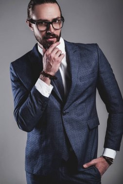 zarif Mavi takım elbise giymiş yakışıklı moda şık hipster işadamı modeli 