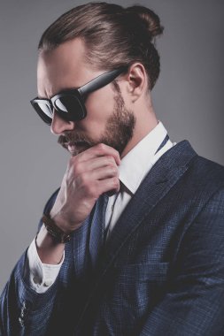 zarif Mavi takım elbise giymiş yakışıklı moda şık hipster işadamı modeli 