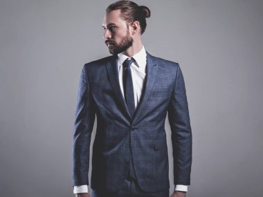 zarif Mavi takım elbise giymiş yakışıklı moda şık hipster işadamı modeli 
