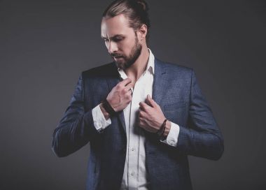 zarif Mavi takım elbise giymiş yakışıklı moda şık hipster işadamı modeli 
