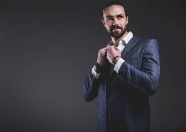 zarif Mavi takım elbise giymiş yakışıklı moda şık hipster işadamı modeli 