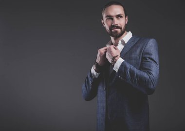 zarif Mavi takım elbise giymiş yakışıklı moda şık hipster işadamı modeli 