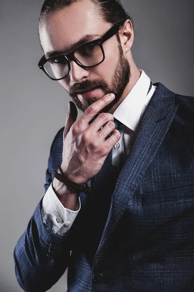 Przystojny biznesmen modelka stylowe hipster ubrany w elegancki garnitur niebieski — Zdjęcie stockowe