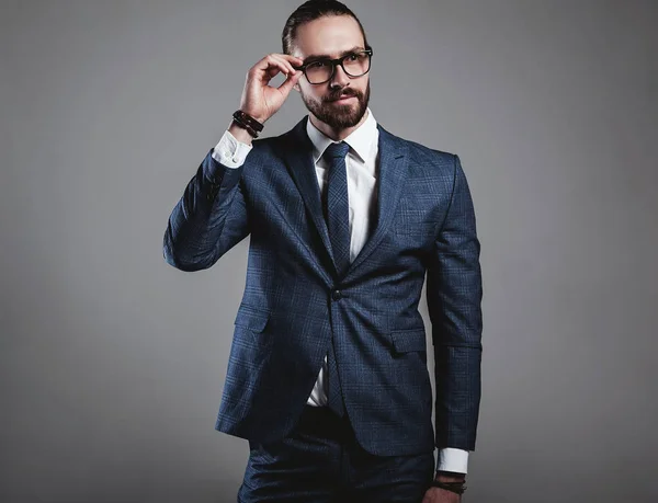 Guapo moda elegante hipster hombre de negocios modelo vestido con elegante traje azul —  Fotos de Stock