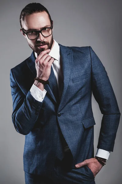 Guapo moda elegante hipster hombre de negocios modelo vestido con elegante traje azul —  Fotos de Stock