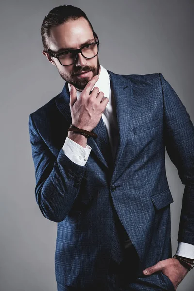 Guapo moda elegante hipster hombre de negocios modelo vestido con elegante traje azul —  Fotos de Stock