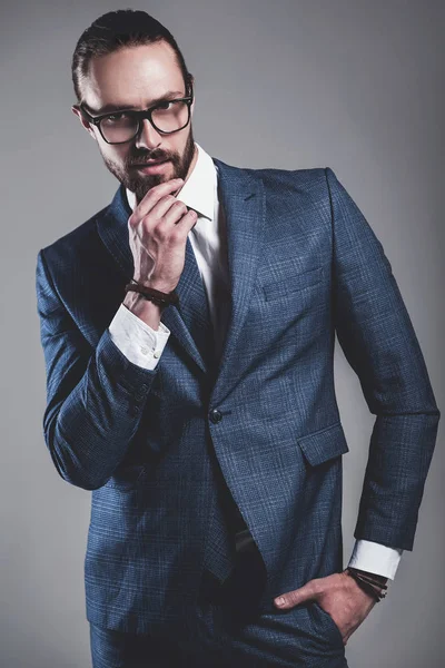 Guapo moda elegante hipster hombre de negocios modelo vestido con elegante traje azul —  Fotos de Stock