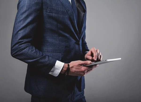 Guapo modelo de hombre de negocios de moda vestido con elegante traje azul — Foto de Stock