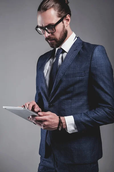Όμορφος μόδα μοντέλο επιχειρηματίας ντυμένος με κομψό μπλε κοστούμι — Φωτογραφία Αρχείου