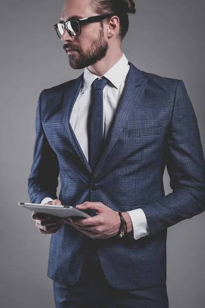 Guapo modelo de hombre de negocios de moda vestido con elegante traje azul — Foto de Stock