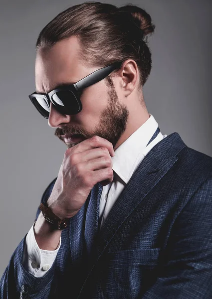 Affascinante moda elegante modello di uomo d'affari hipster vestito in elegante abito blu — Foto Stock